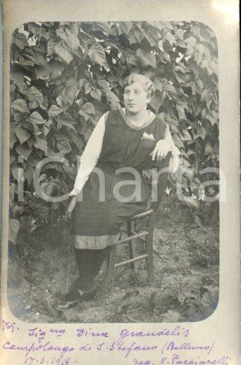 1918 CAMPOLONGO DI S. STEFANO Dina GRANDELIS in giardino - Foto Luigi GREA Fotografia originale d'epoca, in formato cartolina postale.Si tratta di uno scatto realizzato da un fotografo amatoriale, Luigi "Gigi" Grea, funzionario delle ferrovie.  FAIR/discreto lievi macchie angolari Formato: 9x14 cm originale e autentica 1