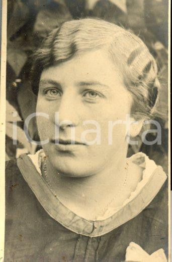 1918 CAMPOLONGO DI S. STEFANO Dina GRANDELIS in giardino - Foto Luigi GREA (2) Fotografia originale d'epoca, in formato cartolina postale.Si tratta di uno scatto realizzato da un fotografo amatoriale, Luigi "Gigi" Grea, funzionario delle ferrovie.  FAIR/discreto piccole macchie; piegatura al alto superiore Formato: 9x14 cm originale e autentica 1