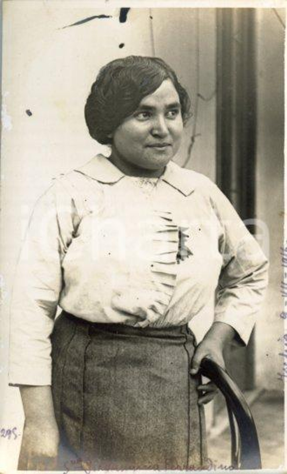 1916 ISCHIA Giovannina FERRANDINO - Ritratto - Foto Luigi GREA (1) Fotografia originale d'epoca, in formato cartolina postale.Si tratta di uno scatto realizzato da un fotografo amatoriale, Luigi "Gigi" Grea, funzionario delle ferrovie.  POOR/danneggiato minime abrasioni marginali; difetti di stampa Formato: 9x14 cm originale e autentica 1