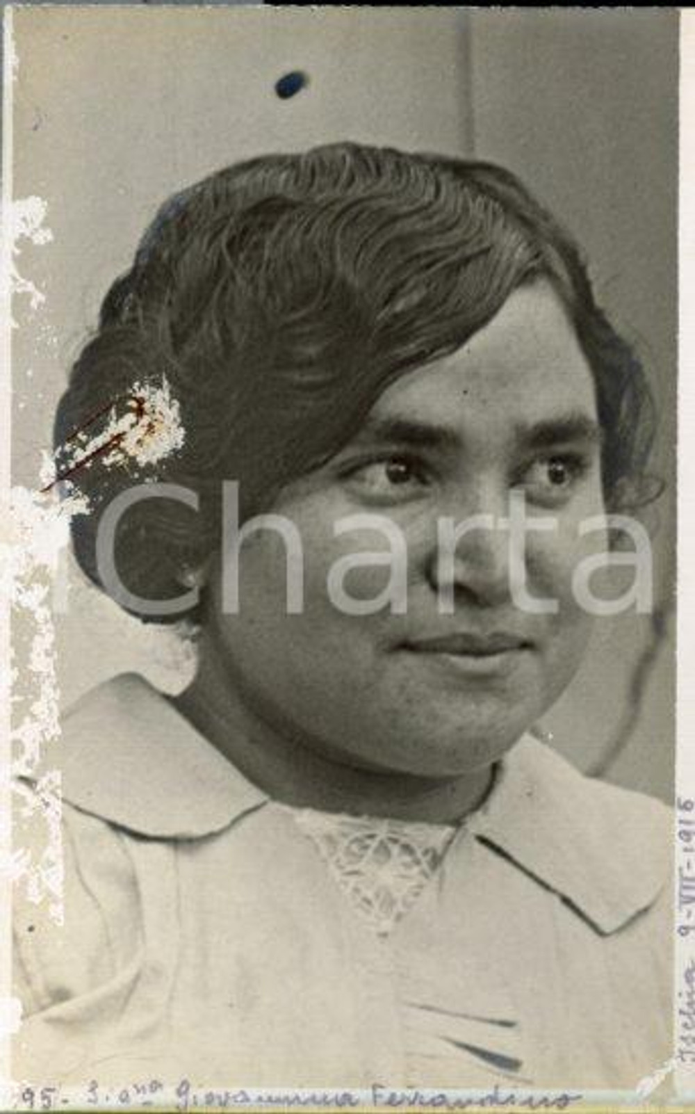 1916 ISCHIA Giovannina FERRANDINO - Ritratto - Foto Luigi GREA (2) DANNEGGIATA Fotografia originale d'epoca, in formato cartolina postale.Si tratta di uno scatto realizzato da un fotografo amatoriale, Luigi "Gigi" Grea, funzionario delle ferrovie.  VERY POOR/gravemente danneggiato estese abrasioni al lato sinistro; piegature angolari Formato: 9x14 cm originale e autentica 1