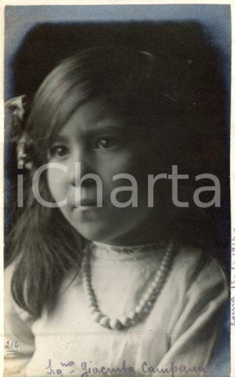 1914 ROMA Giacinta CAMPANA bambina - Ritratto - Foto Luigi GREA (1) Fotografia originale d'epoca, in formato cartolina postale.Si tratta di uno scatto realizzato da un fotografo amatoriale, Luigi "Gigi" Grea, funzionario delle ferrovie.  FAIR/discreto ingiallimento al margine inferiore Formato: 9x14 cm originale e autentica 1