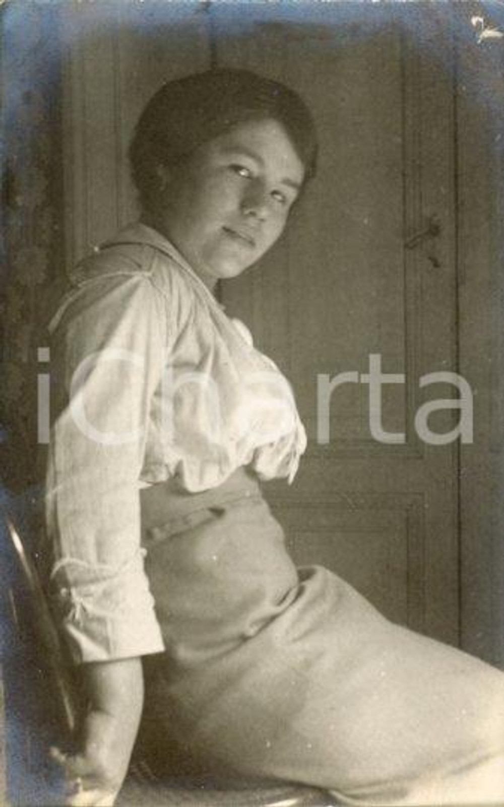 1913 ROMA Antonia ROSSETTI - Ritratto sulla sedia - Foto Luigi GREA Fotografia originale d'epoca, in formato cartolina postale.Si tratta di uno scatto realizzato da un fotografo amatoriale, Luigi "Gigi" Grea, funzionario delle ferrovie.  FAIR/discreto lievi piegature angolari con sbrecciatura Formato: 9x14 cm originale e autentica 1