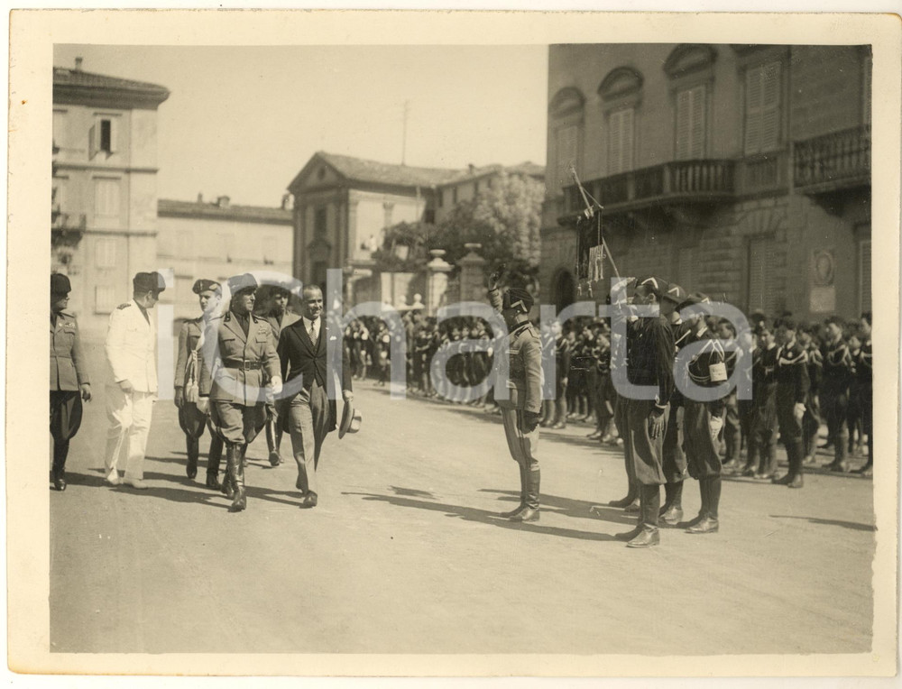 1930 FASCISMO SIENA Renato RICCI passa in rassegna gli avanguardisti *Foto  Fotografia originale d'epoca, con didascalia manoscritta al verso.Renato Ricci si trovava a Siena per l'inaugurazione della Mostra d'Arte per Avanguardisti. GOOD/buono  Formato: 24x18 cm originale e autentica 1