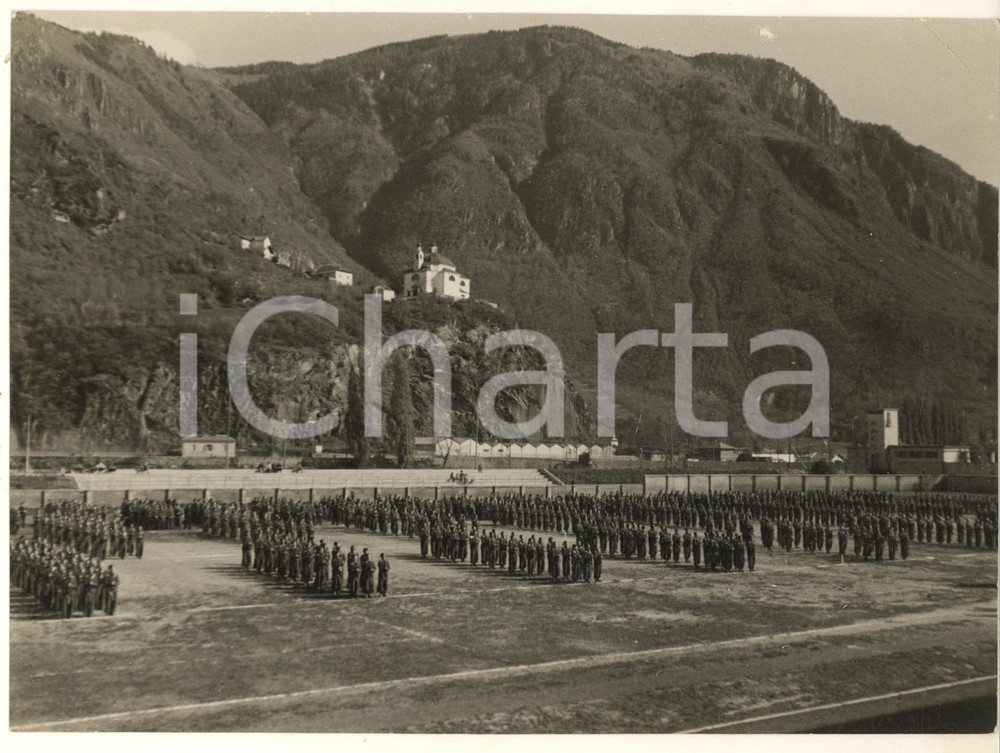 1937 BOLZANO Stadio DRUSO - Concorso Nazionale Avanguardisti Moschettieri *Foto  Fotografia originale d'epoca, con timbro datario e didascalia manoscritta al verso. FAIR/discreto piegatura angolare; rigature; minimi difetti di stampa Formato: 24x18 cm originale e autentica 1