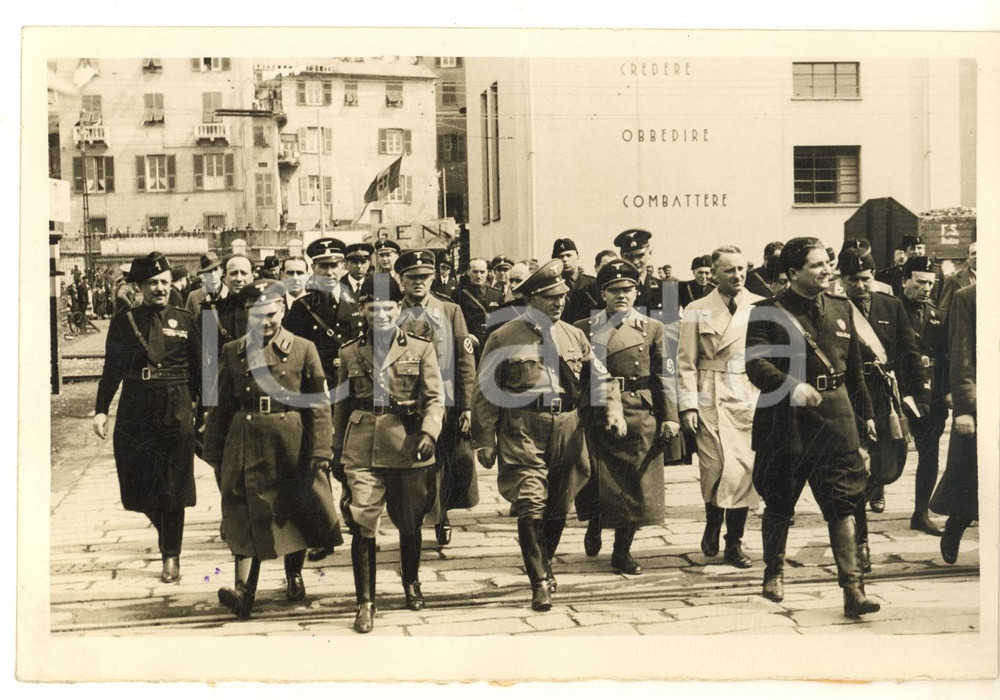 1937 GENOVA Visita di Robert LEY gerarca nazista *Foto 18x12 cm  Fotografia originale d'epoca, con timbro datario e didascalia dattiloscritta al verso. FAIR/discreto margine inferiore rifilato Formato: 18x12 cm originale e autentica 1