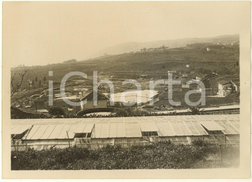 1930 SANREMO Costruzione dello Stadio Comunale - Cantiere *Foto 18x13 cm  Fotografia originale d'epoca, con timbro datario e didascalia dattiloscritta al verso.Agenzia Oscar Vianello - Sanremo. FAIR/discreto lievi ondulature al lato destro Formato: 18x13 cm originale e autentica 1