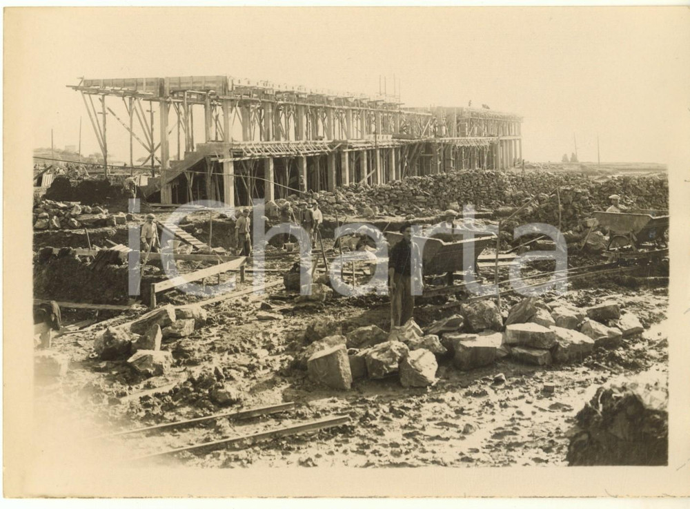 1930 SANREMO Costruzione dello Stadio Comunale - Cantiere *Foto ANIMATA 18x13 cm  Fotografia originale d'epoca, con timbro datario e didascalia dattiloscritta al verso.Agenzia Oscar Vianello - Sanremo. GOOD/buono  Formato: 18x13 cm originale e autentica 1
