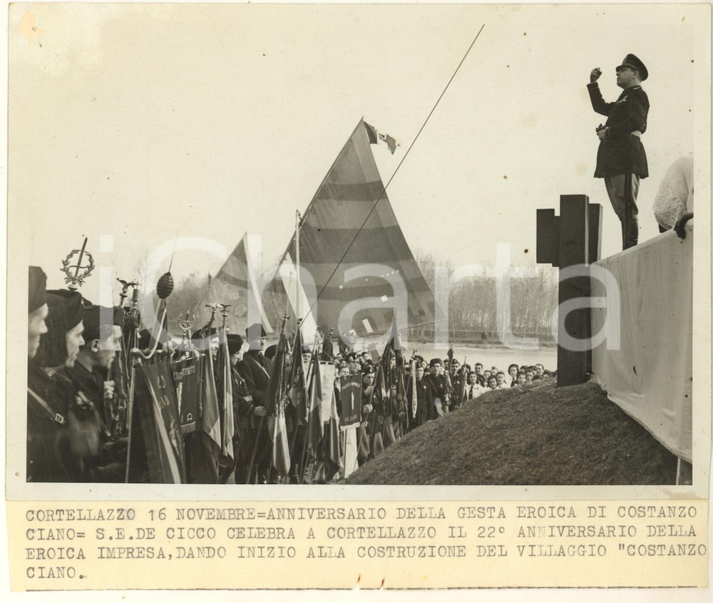 1939 CORTELLAZZO Attilio DE CICCO - Inizio costruzione Villaggio Costanzo CIANO  Fotografia originale d'epoca, con timbro datario e didascalia dattiloscritta:"Cortellazzo 16 novembre - Anniversario della gesta eroica di Costanzo Ciano. S. E. De Cicco celebra a Cortellazzo il 22° anniversario della eroica impresa, dando inizio alla costruzione del villaggio Costanzo Ciano". POOR/danneggiato fori di affissione e difetti di stampa; piccola abrasione angolare Formato: 18x13 cm originale e autentica 1