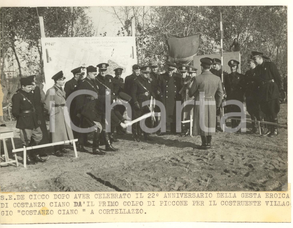 1939 CORTELLAZZO Attilio DE CICCO *Inizio costruzione Villaggio Costanzo CIANO  Fotografia originale d'epoca, con timbro datario e didascalia dattiloscritta:"S. E. De Cicco celebra a Cortellazzo dopo aver celebrato il 22° anniversario della gesta eroica di Costanzo Ciano dà il primo colpo di piccone per il costruente villaggio Costanzo Ciano" a Cortellazzo. POOR/danneggiato fori di affissione; residuo cartaceo al lato sinistro Formato: 18x13 cm originale e autentica 1