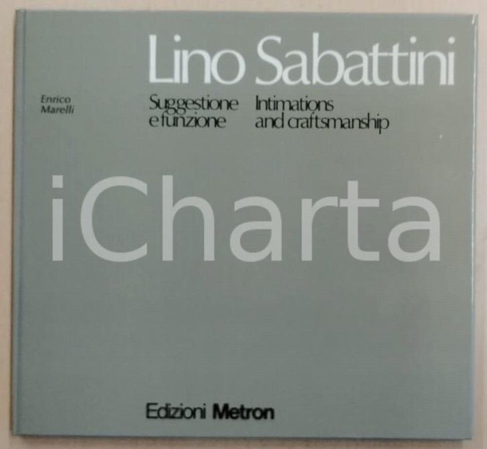 1979 Enrico MARELLI Lino Sabbatini: suggestione e funzione - Edizioni METRON Pubblicazione d'epoca con copertina cartonata e cofanetto in cartoncino morbido. In lingua italiana e inglese. TITOLO: Lino Sabbatini - Suggestione e funzione / Intimations and craftmanshipEDITORE: Edizioni MetronPAGINE: 64 GOOD/buono  Formato: 24x22 cm originale e autentica 1