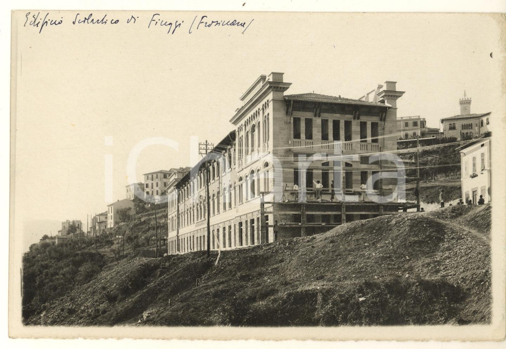 1932 ARCHITETTURA - FIUGGI (FR) Edificio scolastico in costruzione *Foto ANIMATA  Fotografia originale d'epoca, con timbro datario e didascalia manoscritta. POOR/danneggiato margine inferiore rifilato; macchie al lato destro Formato: 18x13 cm originale e autentica 1