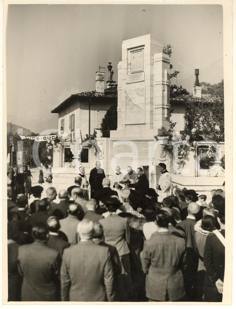 1938 CANDOGLIA / MERGOZZO Card. Ildefonso SCHUSTER benedice monumento *Foto  Fotografia originale d'epoca, con timbro datario e didascalia dattiloscritta al verso:"Lo scoprimento del  monumento fontana alle cave di marmo del Duomo a Candoglio alla presenza di S.E. il Card. Schuster e autorità di Milano - La benedizione del monumento alla presenza della maestranza e autorità". FAIR/discreto lievi piegature e graffi; piccola macchia al lato superiore Formato: 18x24 cm originale e autentica 1