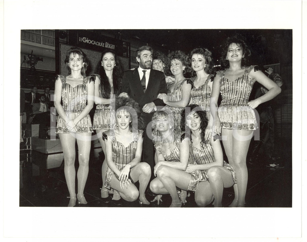 Fotografia d epoca originale 1990 ca RAI UNO  GIOCAQUIZ DIXAN Giovanni GORIA tra le vallette 3 Foto 25x20 1