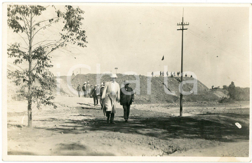 1928 KATANGA CONGO BELGE Roi Albert Ier - Mine de L'Etoile ^Photo L. GABRIEL 483 Fotografia originale d'epoca, scattata durante la visita dei sovrani Alberto I ed Elisabetta del Belgio in Congo.Timbro de fotografo al verso.FOTOGRAFO: Léopold Gabriel - Panda - Katanga GOOD/buono ma difetti di stampa Formato: 14x9 cm originale e autentica 1