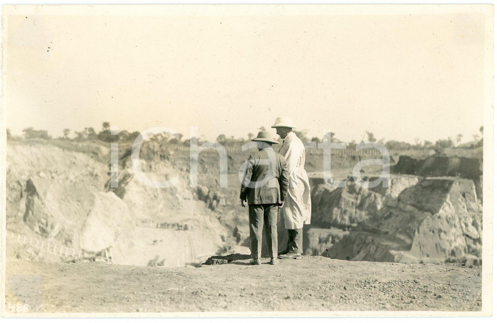 1928 CONGO BELGE Roi Albert Ier visite mines du KATANGA *Photo L. GABRIEL n. 486 Fotografia originale d'epoca, scattata durante la visita dei sovrani Alberto I ed Elisabetta del Belgio in Congo.FOTOGRAFO: L&eacute;opold Gabriel  GOOD/buono  Formato: 14x9 cm originale e autentica 1