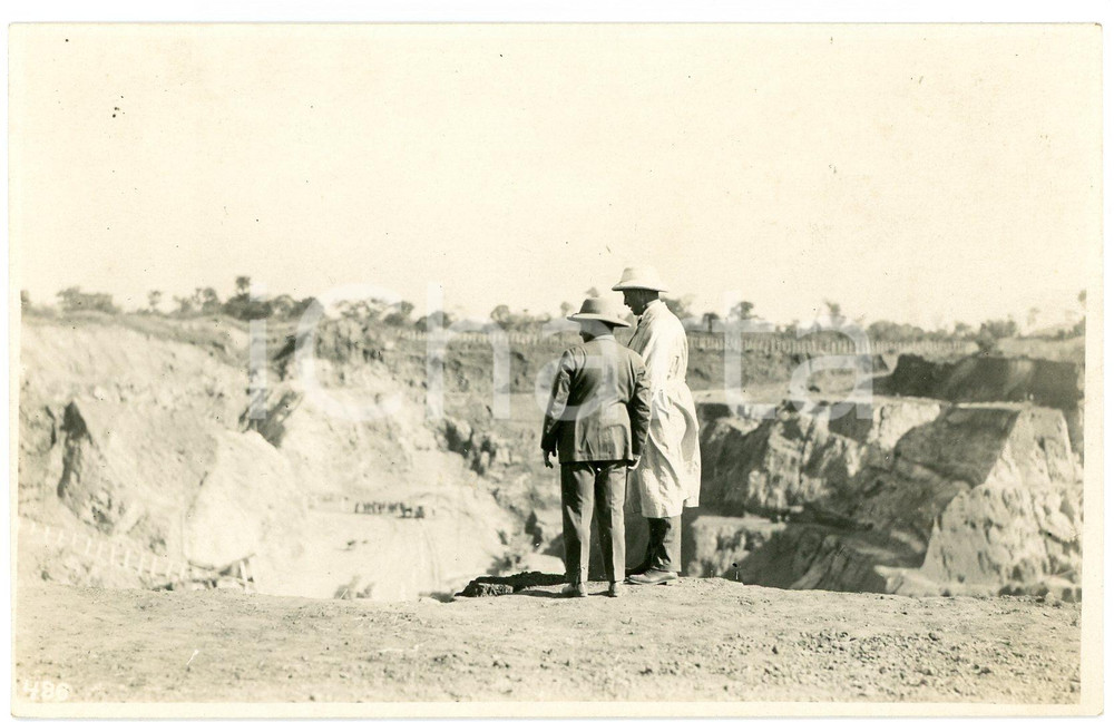 1928 CONGO BELGE Roi Albert Ier visite mines KATANGA *Photo L. GABRIEL 486 Fotografia originale d'epoca, scattata durante la visita dei sovrani Alberto I ed Elisabetta del Belgio in Congo.FOTOGRAFO: L&eacute;opold Gabriel  GOOD/buono  Formato: 14x9 cm originale e autentica 1