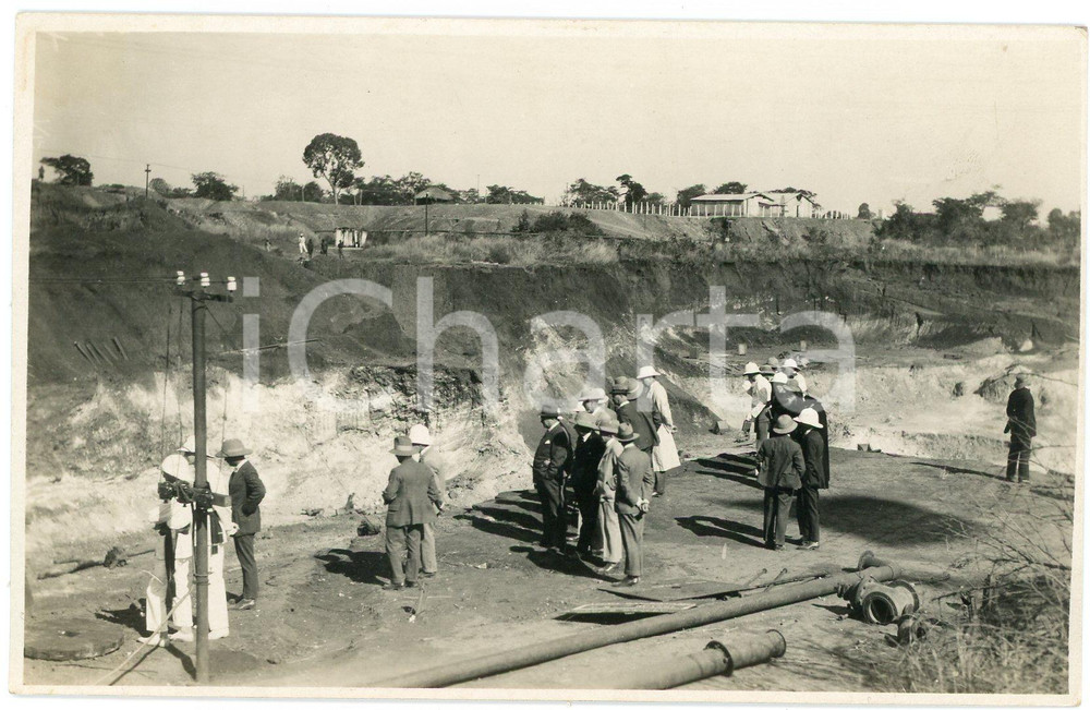 1928 CONGO BELGE Roi Albert Ier visite mines du KATANGA *Photo L. GABRIEL 487 4 Fotografia originale d'epoca, scattata durante la visita dei sovrani Alberto I ed Elisabetta del Belgio in Congo.FOTOGRAFO: L&eacute;opold Gabriel - Panda - Katanga GOOD/buono  Formato: 14x9 cm originale e autentica 1
