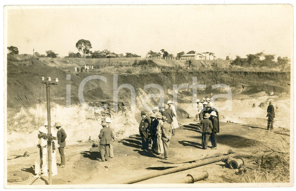 1928 CONGO BELGE Roi Albert Ier visite mines du KATANGA *Photo L. GABRIEL 487 3 Fotografia originale d'epoca, scattata durante la visita dei sovrani Alberto I ed Elisabetta del Belgio in Congo.FOTOGRAFO: L&eacute;opold Gabriel - Panda - Katanga FAIR/discreto residui cartacei al verso Formato: 14x9 cm originale e autentica 1