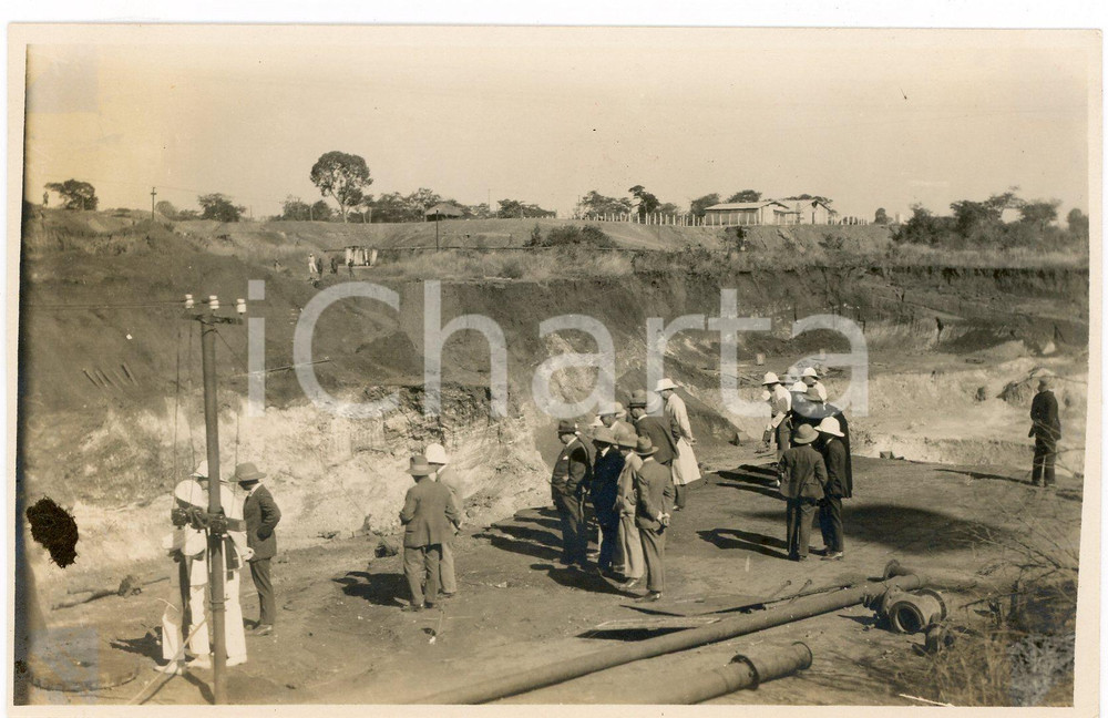 1928 CONGO BELGE Roi Albert Ier visite mines du KATANGA *Photo L. GABRIEL 487 2 Fotografia originale d'epoca, scattata durante la visita dei sovrani Alberto I ed Elisabetta del Belgio in Congo.FOTOGRAFO: L&eacute;opold Gabriel - Panda - Katanga POOR/danneggiato residuo cartaceo al lato sinistro Formato: 14x9 cm originale e autentica 1