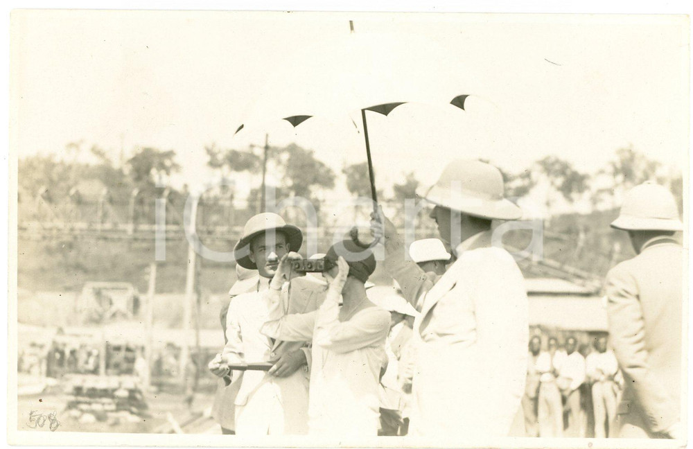 1928 CONGO BELGE Mines KATANGA Directeur tient parasol reine Elisabeth ^Photo Fotografia originale d'epoca, scattata durante la visita dei sovrani Alberto I ed Elisabetta del Belgio in Congo.FOTOGRAFO: L&eacute;opold Gabriel - Panda - Katanga GOOD/buono  Formato: 14x9 cm originale e autentica 1