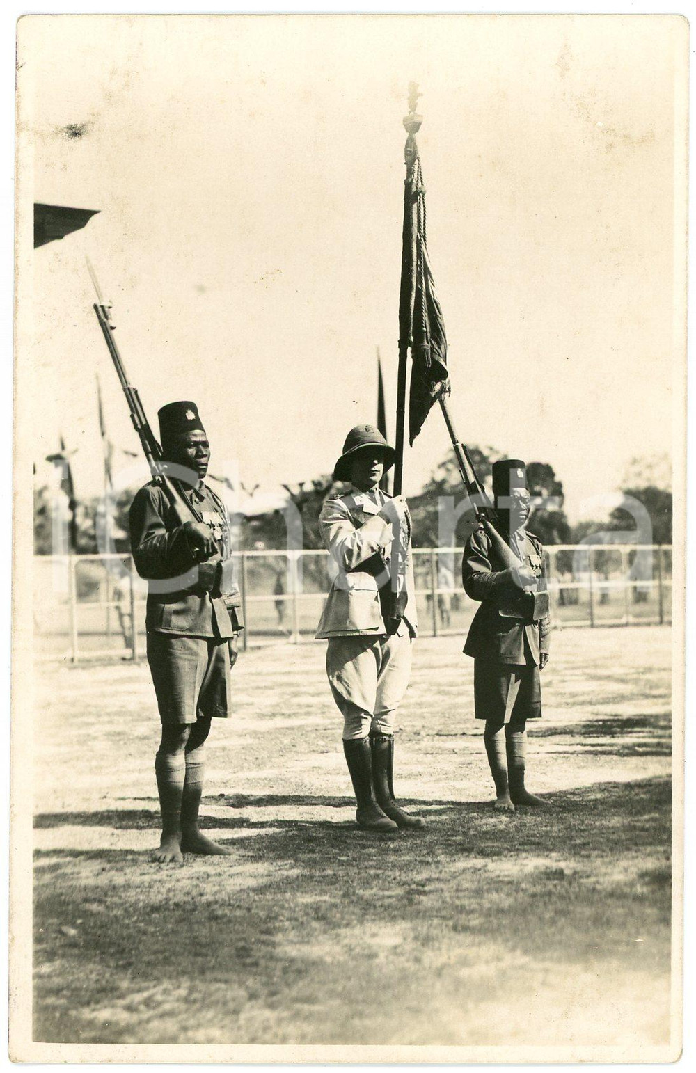 1928 CONGO BELGE Visite roi Albert I - Présentation drapeau ^Photo GABRIEL 435 Fotografia originale d'epoca, scattata durante la visita dei sovrani Alberto I ed Elisabetta del Belgio in Congo.FOTOGRAFO: L&eacute;opold Gabriel  FAIR/discreto lievi macchie; lievi abrasioni al verso Formato: 9x14 cm originale e autentica 1