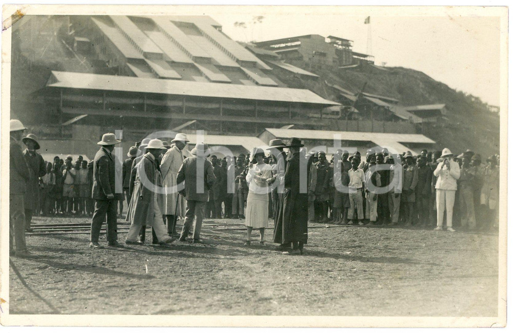 1928 CONGO BELGE Mines KATANGA Visite Roi Albert Ier Reine 7 Photo GABRIEL 514 Fotografia originale d'epoca, scattata durante la visita dei sovrani Alberto I ed Elisabetta del Belgio in Congo.FOTOGRAFO: L&eacute;opold Gabriel - Panda - Katanga GOOD/buono ma minime macchie marginali Formato: 14x9 cm originale e autentica 1