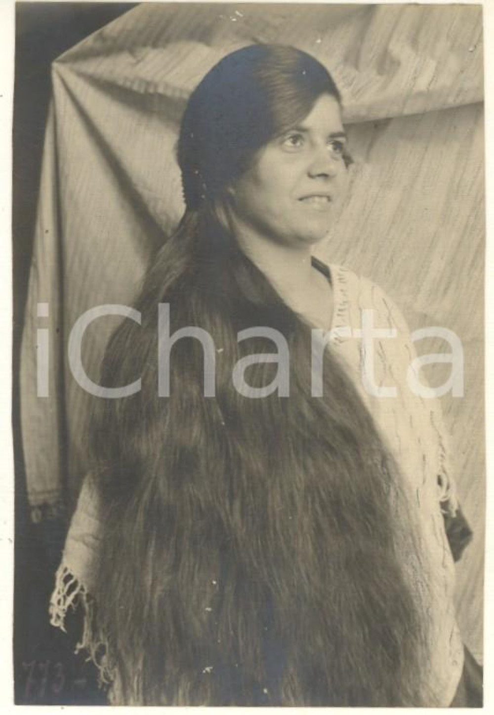 1918 NAPOLI Margherita UZZO - Ritratto con i capelli sciolti *Foto GREA Fotografia originale d'epoca.Si tratta di uno scatto realizzato da un fotografo amatoriale, Luigi "Gigi" Grea, funzionario delle ferrovie.Data manoscritta al verso. GOOD/buono  Formato: 6x9 cm originale e autentica 1