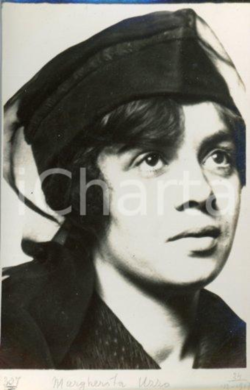 1917 NAPOLI Margherita UZZO - Ritratto con cappello e veletta ^Foto GREA Fotografia originale d'epoca, in formato cartolina postale.Si tratta di uno scatto realizzato da un fotografo amatoriale, Luigi "Gigi" Grea, funzionario delle ferrovie.Didascalia e data manoscritta al recto e al verso. GOOD/buono  Formato: 9x14 cm originale e autentica 1