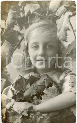 1913 ROCCHETTA TANARO Giuseppina FERRETO bambina - Ritratto *Foto Luigi GREA Fotografia originale d'epoca, in formato cartolina postale.Si tratta di uno scatto realizzato da un fotografo amatoriale, Luigi "Gigi" Grea, funzionario delle ferrovie.Didascalia e data manoscritta. FAIR/discreto aloni Formato: 9x14 cm originale e autentica 1