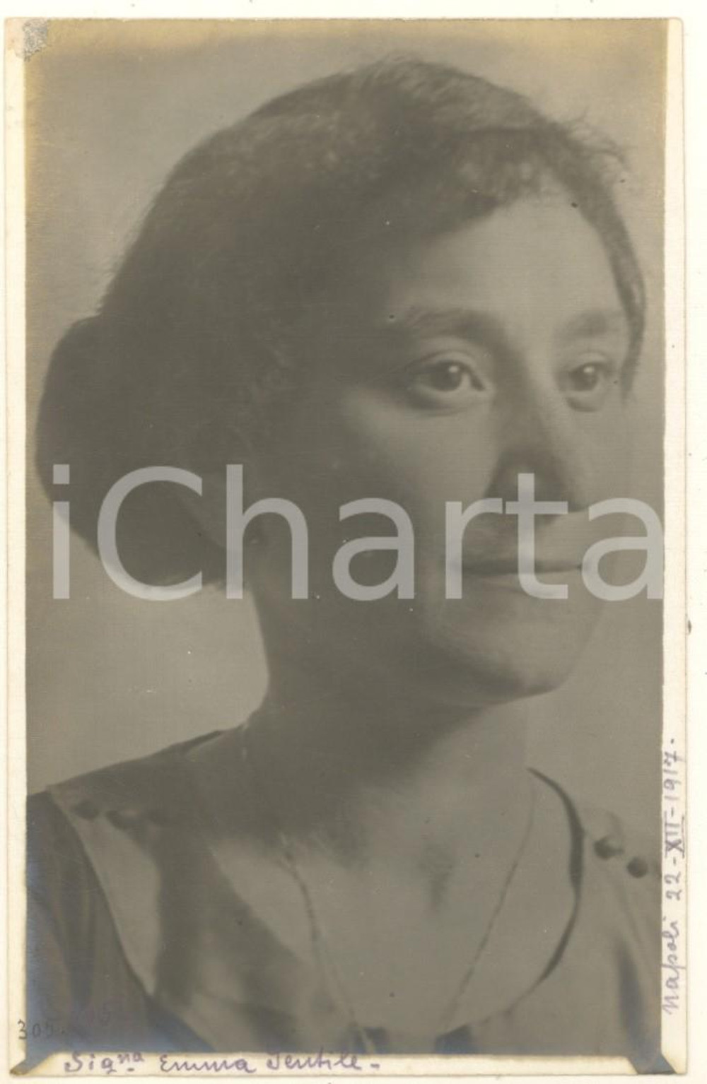 1917 NAPOLI Emma GENTILE - Ritratto - Fotocartolina Luigi GREA Fotografia originale d'epoca, in formato cartolina postale.Si tratta di uno scatto realizzato da un fotografo amatoriale, Luigi "Gigi" Grea, funzionario delle ferrovie.Didascalia e data manoscritta. FAIR/discreto residuo cartaceo angolare Formato: 9x14 cm originale e autentica 1