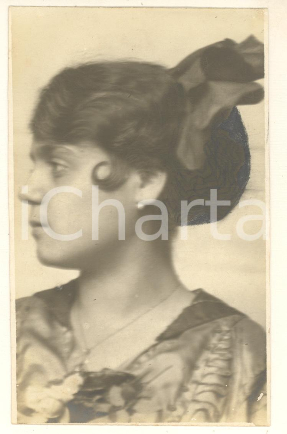 1917 NAPOLI Darinka DURELLI - Ritratto con fiocco - Fotocartolina Luigi GREA Fotografia originale d'epoca, in formato cartolina postale.Si tratta di uno scatto realizzato da un fotografo amatoriale, Luigi "Gigi" Grea, funzionario delle ferrovie.Didascalia e data manoscritta. FAIR/discreto minime increspature; ritocchi manuali Formato: 9x14 cm originale e autentica 1