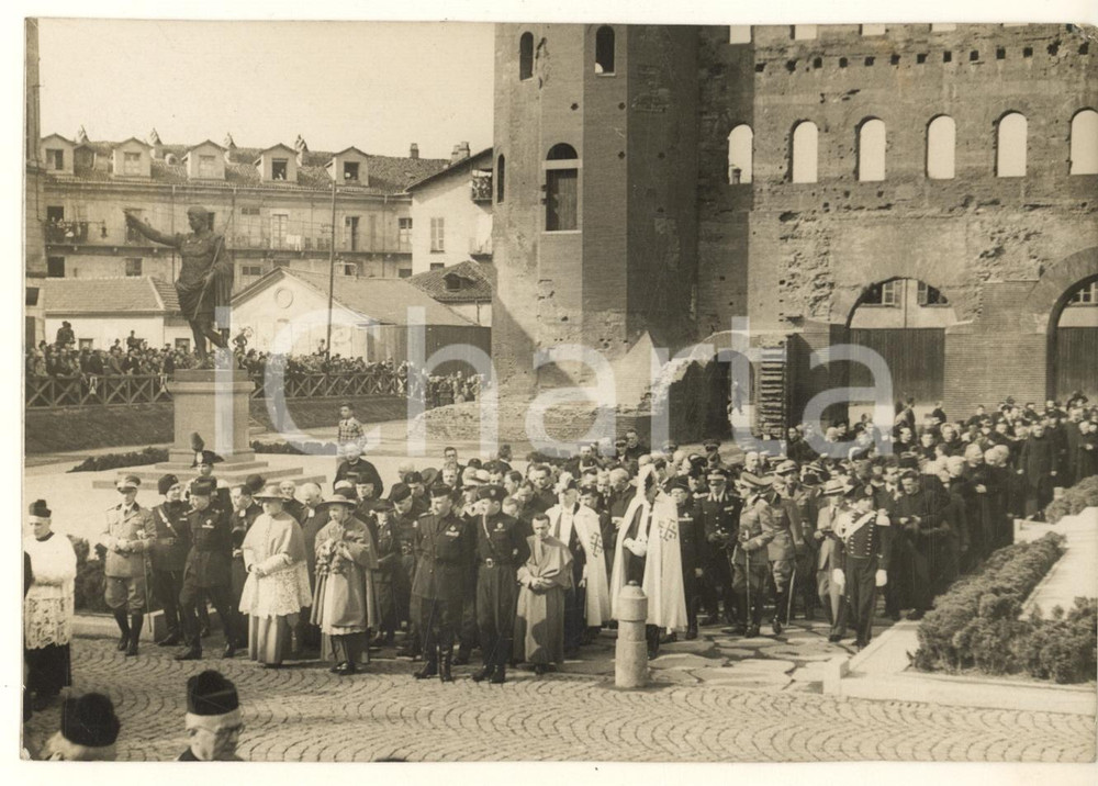 1938 TORINO Card. Ildefonso SCHUSTER - Celebrazione di S. Carlo Borromeo *Foto  Fotografia originale d'epoca, con timbro datario e didascalia dattiloscritta al verso:"La solenne celebrazione di San Carlo Borromeo a Torino - S.E. Il cardinale Schuster ripete il viaggio storico che San Carlo Borromeo effettuò tra il 6 ed il 9 ottobre 1578 per venire a Torino a venerare la Santa Sindone - La scena ritrae il momento culminante in cui il cardinale varca la storica Porta Palatina che già vide il passaggio di San Carlo - a riceverlo erano le massime autorità cittadine".FOTO: Gherlone - Torino FAIR/discreto margini rifilati; piegature angolari Formato: 17x12 cm originale e autentica 1