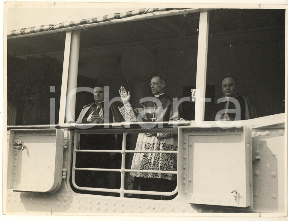 1934 GENOVA Card. PACELLI (PIO XII) in partenza sulla nave "Conte Grande" *Foto  Fotografia originale d'epoca, con didascalia dattiloscritta al verso.Il card. Eugenio Pacelli all'epoca era nunzio apostolico e si stava recando al Congresso Eucaristico di Buenos Aires. FAIR/discreto piccole piegature angolari Formato: 24x18 cm originale e autentica 1
