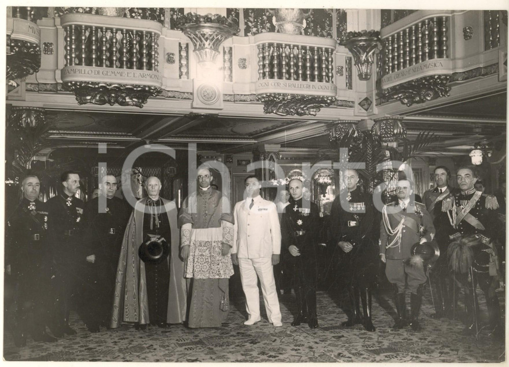 1934 GENOVA Card. PACELLI (PIO XII) in partenza sulla nave "Conte Grande" ^Foto  Fotografia originale d'epoca, con didascalia dattiloscritta al verso.Il card. Eugenio Pacelli all'epoca era nunzio apostolico e si stava recando al Congresso Eucaristico di Buenos Aires. FAIR/discreto margini rifilati; piccoli ritocchi manuali Formato: 22x16 cm originale e autentica 1