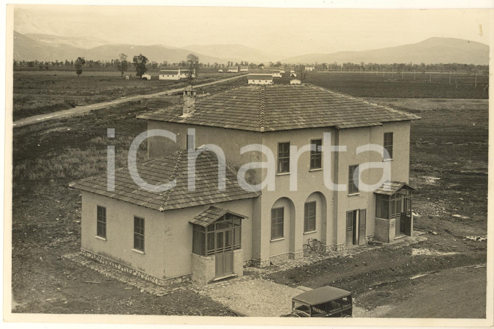 1934 Bonifica AGRO PONTINO - BORGO PASUBIO - Direzione Azienda Agraria *Foto  Fotografia originale d'epoca, con didascalia dattiloscritta al verso.E' ritratto l'edificio "dietro la strada della migliaria 47 verso la via Appia". POOR/danneggiato margine superiore rifilato e piegatura al lato inferiore Formato: 21x14 cm originale e autentica 1