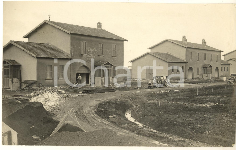 1934 Bonifica AGRO PONTINO - BORGO PASUBIO - Edifici in costruzione *Foto  Fotografia originale d'epoca, con timbro datario e didascalia al verso. POOR/danneggiato margini rifilati e piccole piegature angolari Formato: 22x14 cm originale e autentica 1