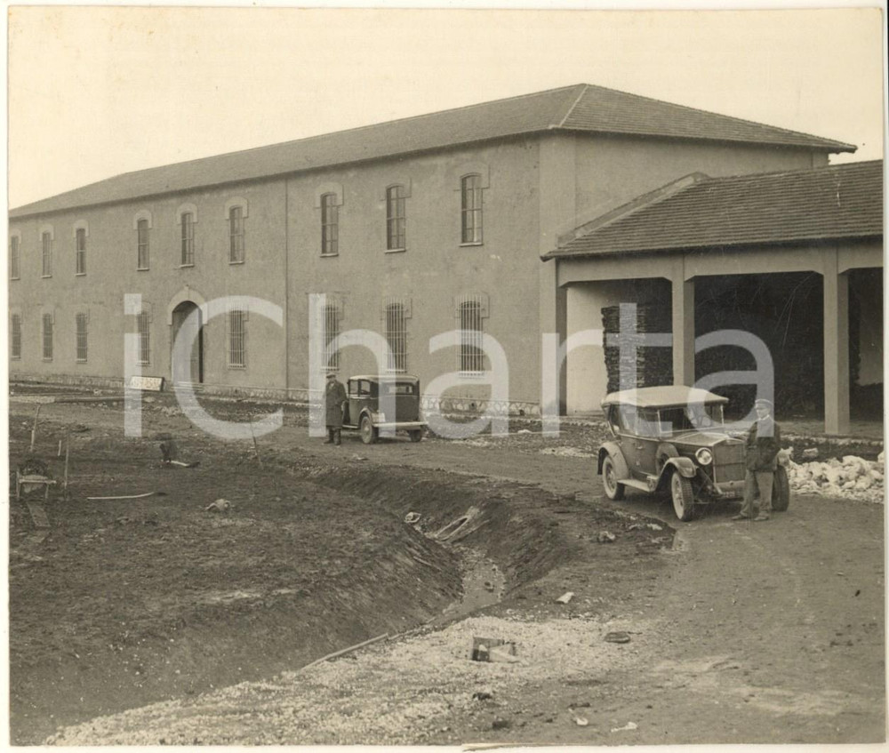 1934 Bonifica AGRO PONTINO - BORGO PASUBIO - Edifici in costruzione - Foto  Fotografia originale d'epoca, con timbro datario e didascalia al verso. GOOD/buono ma margini rifilati Formato: 16x13 cm originale e autentica 1