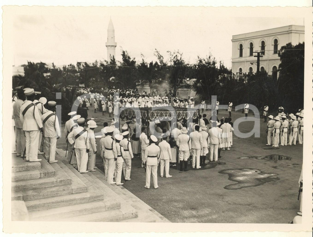 1934 AOI MOGADISCIO (SOMALIA) Processione del Corpus Domini - Foto 18x13 cm  Fotografia originale d'epoca, con timbro datario e didascalia al verso. GOOD/buono lievi ondulature Formato: 18x13 cm originale e autentica 1