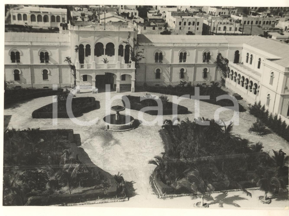 1935 AOI MOGADISCIO (SOMALIA) Palazzo degli uffici del Governo - Foto 18x13 cm  Fotografia originale d'epoca, con timbro datario e didascalia al verso. GOOD/buono piccoli fori di affissione agli angoli Formato: 17x12 cm originale e autentica 1