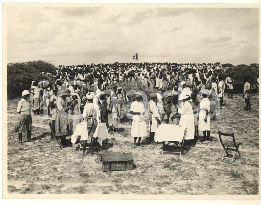 1935 ca AOI UARSCEIK (SOMALIA) Missione sanitaria - Vaccinazione beduini nomadi  Fotografia originale d'epoca, con timbro datario e didascalia dattiloscritta al verso. FAIR/discreto minima piegatura angolare; lievi graffi Formato: 15x12 cm originale e autentica 1
