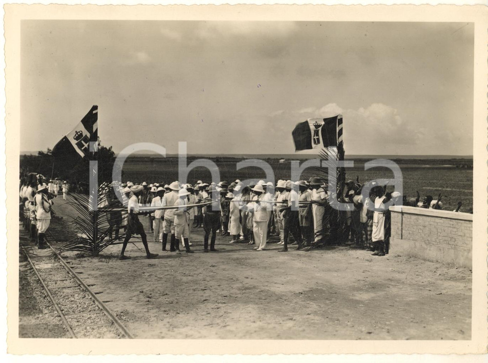 1934 AOI GENALE (SOMALIA) Inaugurazione di una nuova strada - Foto 18x13 cm  Fotografia originale d'epoca, con timbro datario e didascalia dattiloscritta al verso. FAIR/discreto minime macchie di inchiostro Formato: 18x13 cm originale e autentica 1