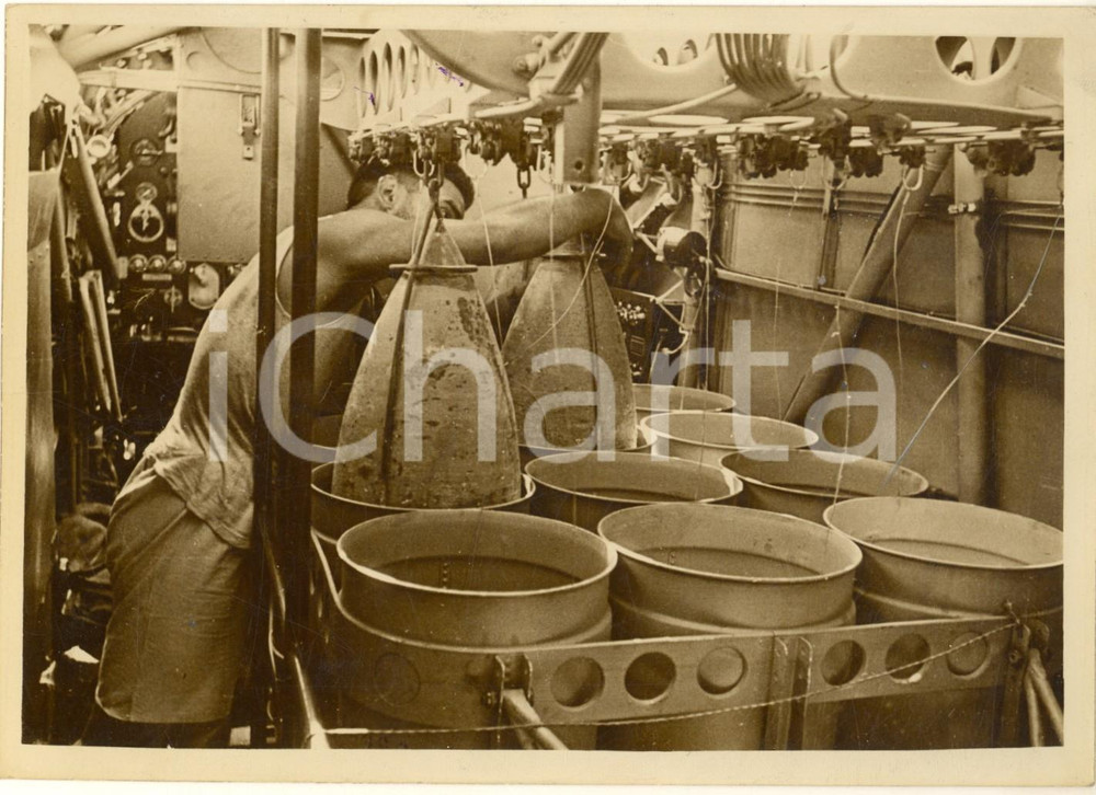 1940 ca WW2 LIBIA Preparazione bombe italiane su apparecchio pronto all'azione  Fotografia originale d'epoca, con didascalia dattiloscritta. FAIR/discreto piegatura al lato sinistro; piccoli ritocchi manuali Formato: 18x13 cm originale e autentica 1