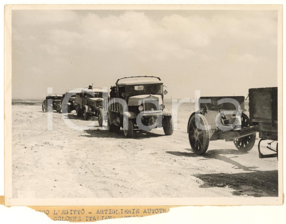 1941 WW2 LIBIA Artiglierie autotrainate seguono colonne motorizzate *Foto  Fotografia originale d'epoca, con didascalia dattiloscritta al lato inferiore e al verso. FAIR/discreto fori di affissione angolari; strappata la didascalia al lato inferiore Formato: 18x13 cm originale e autentica 1