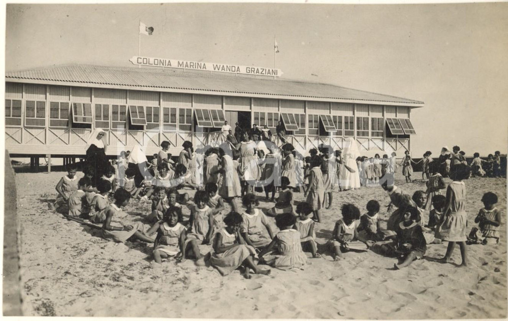 1932 LIBIA BENGASI Colonia Marina "Wanda Graziani" - Suore con le bambine *Foto  Fotografia originale d'epoca, con timbro datario al verso.FOTOGRAFO: Rag. Vittorio - Bengasi POOR/danneggiato ondulature Formato: 17x11 cm originale e autentica 1