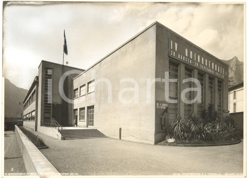 1937 IV Quinquennale di LECCO - Ingresso edificio della mostra *Foto 24x18 cm  Fotografia originale d'epoca, con timbro datario e didascalia al verso. POOR/danneggiato evidenti ritocchi marginali e aloni; lieve residuo di colla al lato inferiore Formato: 24x18 cm originale e autentica 1