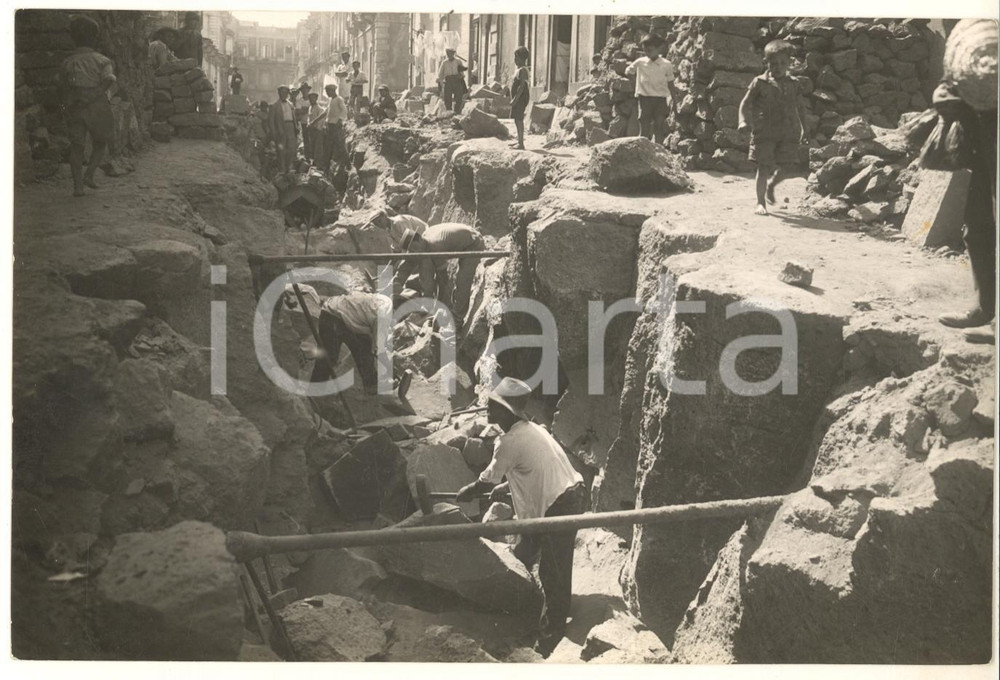 1932 CATANIA Sistemazione di strade su suolo lavico *Foto 17x12 cm RARA  Fotografia originale d'epoca, con timbro datario e didascalia al verso. POOR/danneggiato margini rifilati Formato: 17x12 cm originale e autentica 1