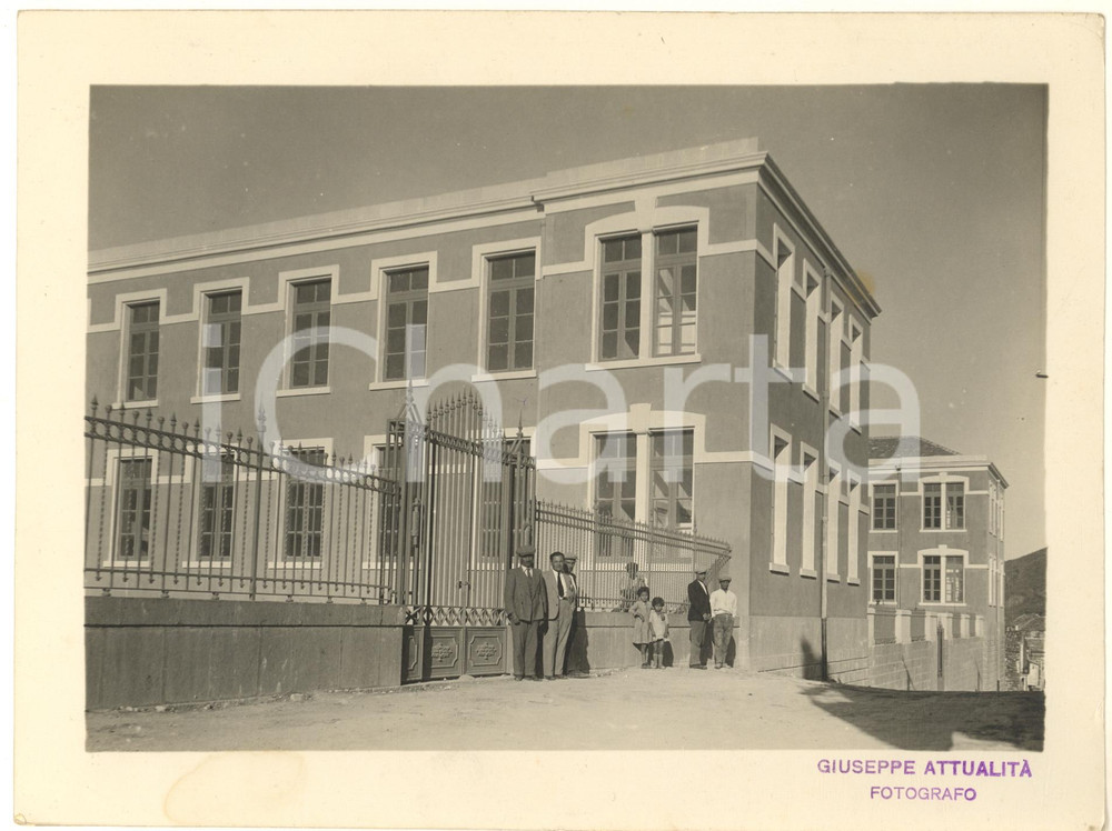 1937 ARCHITETTURA FASCISMO - BUCCHERI (SR) Nuovo edificio scolastico *Foto RARA  Fotografia originale d'epoca, con timbro datario e didascalia al verso. FAIR/discreto lievi macchie e piegatura angolare Formato: 24x18 cm originale e autentica 1