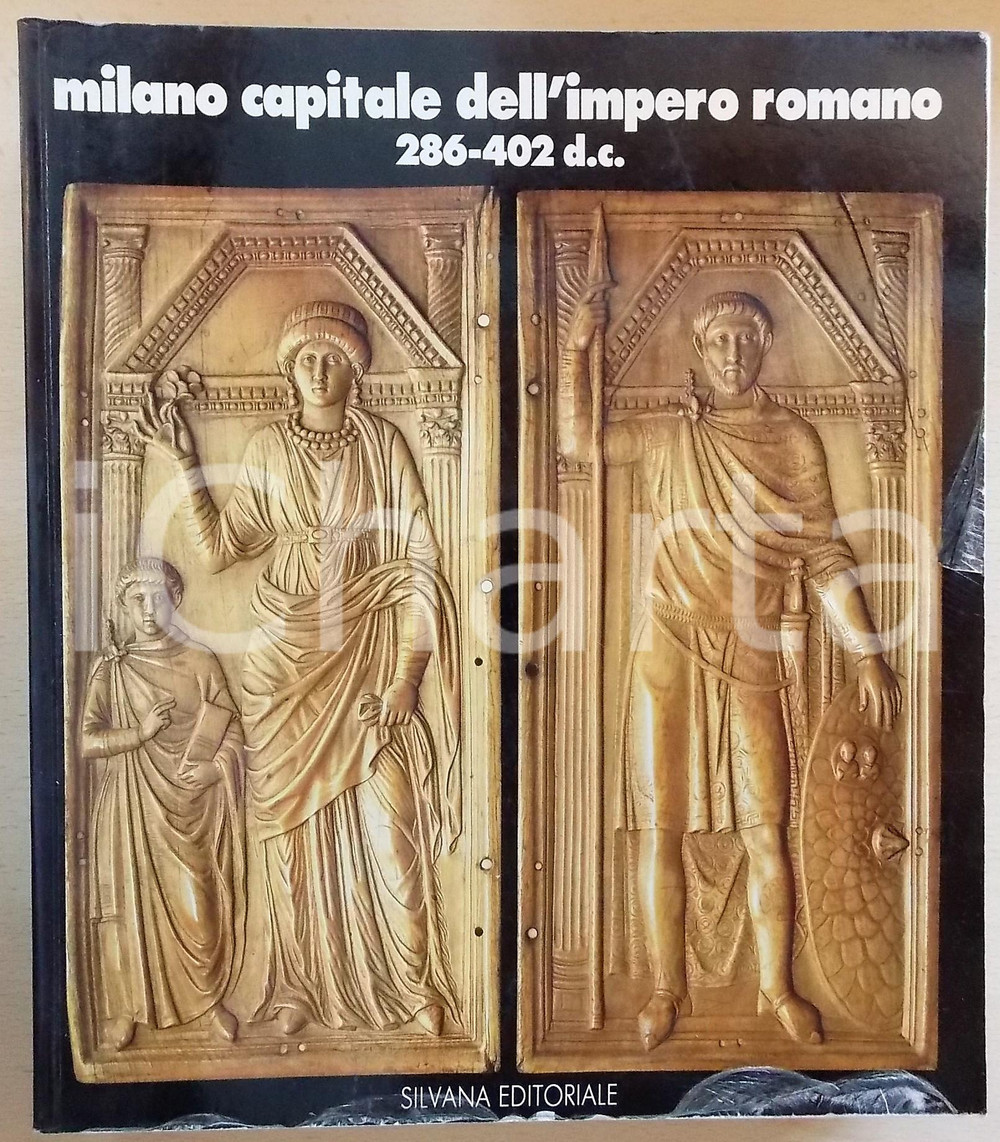 1990 Milano capitale dell'Impero Romano 286-402 d.C. - Ed. SILVANA - Catalogo  Catalogo della mostra allestita a Palazzo Reale a Milano dal 24 gennaio al 22 aprile 1990. EDITORE: Silvana Editoriale - Milano PAGINE: 562  POOR/danneggiato buone condizioni interne, ma distacco al margine inferiore della pellicola trasparente della copertina Formato: 25x28 cm originale e autentica 1
