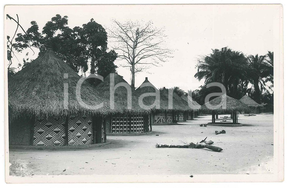 1930 C. ZAGOURSKI «L'Afrique qui disparaît»  MANGBETU - Village EKIBONDO 2  Fotocartolina postale d'epoca, appartenente alla serie «L'Afrique qui disparaît» del fotografo Casimir Zagourski (Léopoldville).N° 66, non viaggiata. GOOD/buono  Formato: 14x9 cm originale e autentica 1