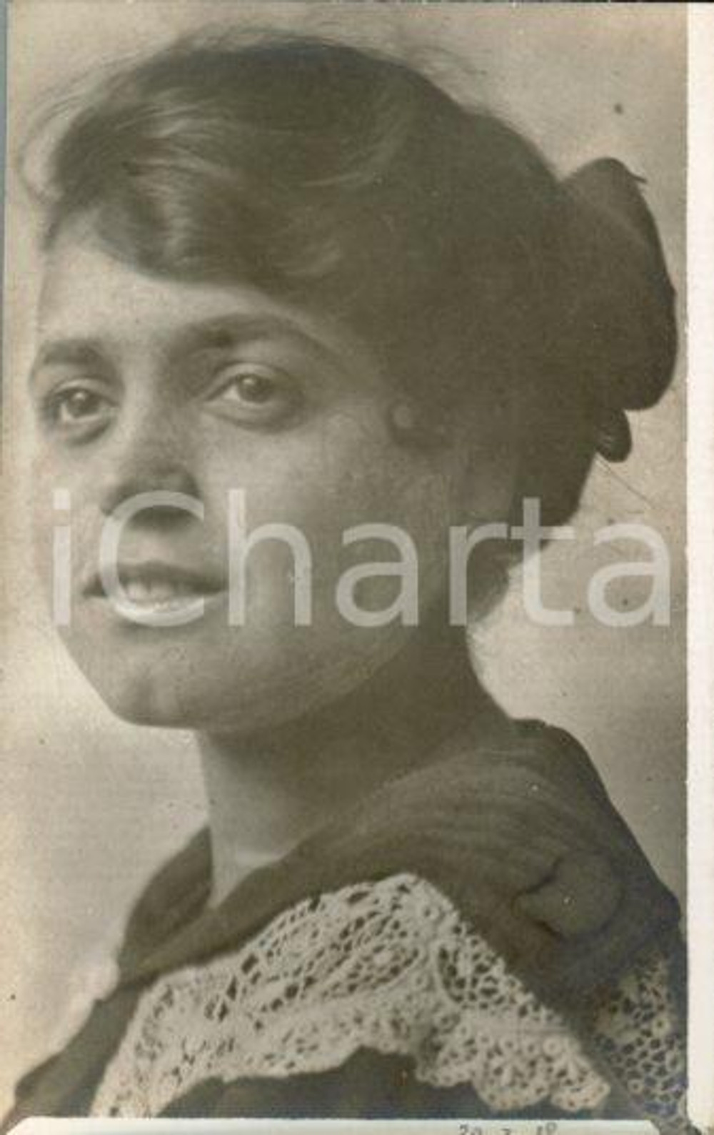 1918 NAPOLI Darinka DURELLI - Ritratto - Fotocartolina Luigi GREA (3) Fotografia originale d'epoca, in formato cartolina postale.Si tratta di uno scatto realizzato da un fotografo amatoriale, Luigi "Gigi" Grea, funzionario delle ferrovie.Didascalia e data manoscritta. FAIR/discreto margine leggermente rifilato; piegatura angolare Formato: 9x14 cm originale e autentica 1